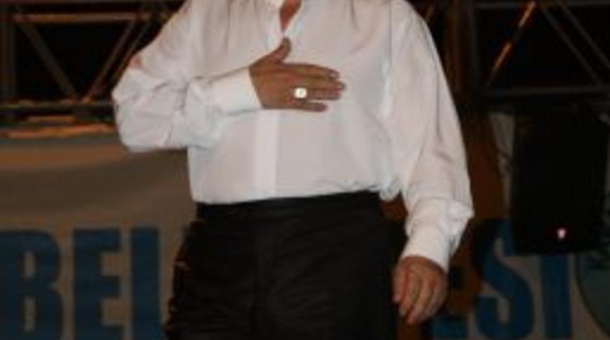 Ahmet &Ouml;zhan s&ouml;ylediği ilahilerle g&ouml;n&uuml;lleri fethetti