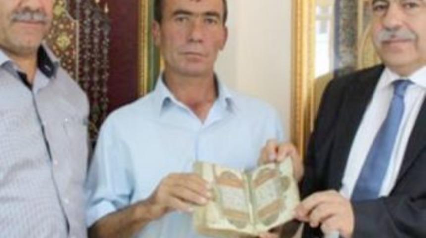 Tarlasını s&uuml;rerken 2 asırlık Kuran-ı Kerim buldu