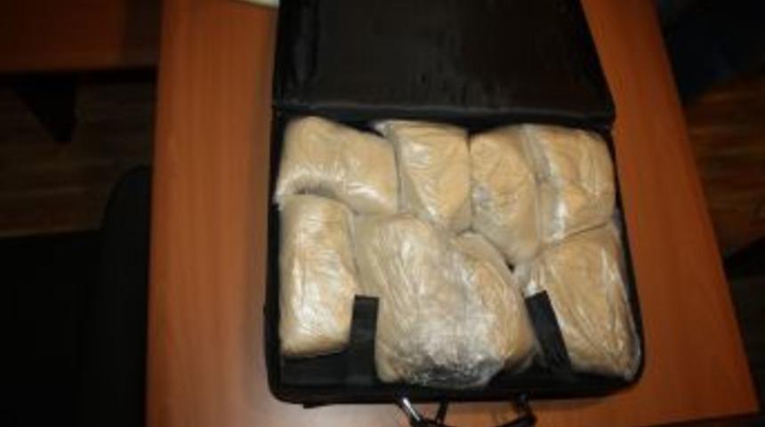 Laptop &ccedil;antasından 3 kilogram 645 gram eroin &ccedil;ıktı