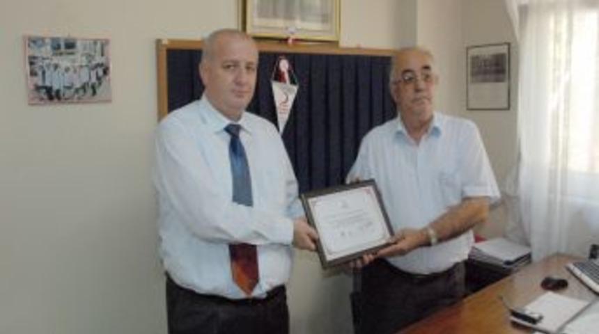 Kızılay'dan hayırsever işadamına teşekk&uuml;r belgesi