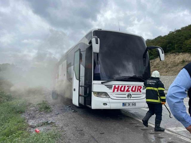 Samsun&rsquo;da otob&uuml;s yangını: Yolcular tahliye edildi 4
