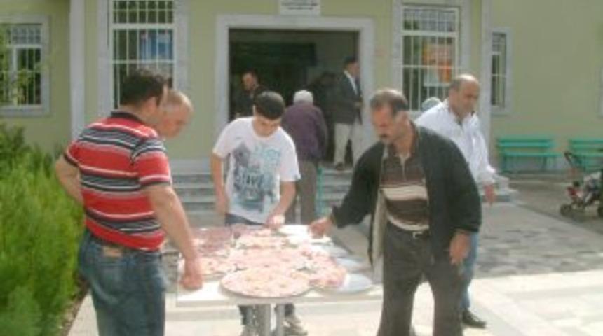 Avni Akyol&rsquo;un &ouml;l&uuml;m yıld&ouml;n&uuml;m&uuml;nde helva dağıtıldı