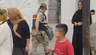 Ev sahibini bı&ccedil;aklayıp sandalyeye bağladılar, gasbettikleri altınlarla ka&ccedil;tılar