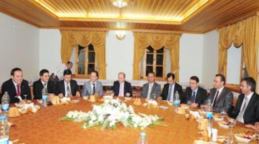 Vali &Ouml;zt&uuml;rk, tayini &ccedil;ıkan kaymakamlara şilt verdi