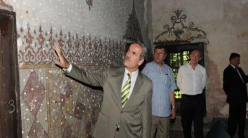 Muradiye K&uuml;lliyesi'ndeki t&uuml;rbelerin tezhip ve hat yazıları onarılıyor