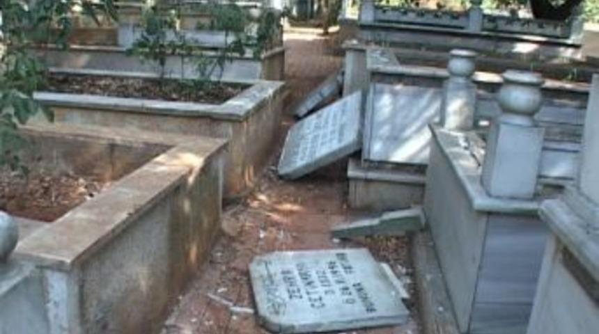 Mezar taşlarına &ccedil;irkin saldırı