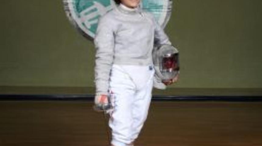 Eskrimci Ilgın Sarban zirveye y&uuml;r&uuml;yor