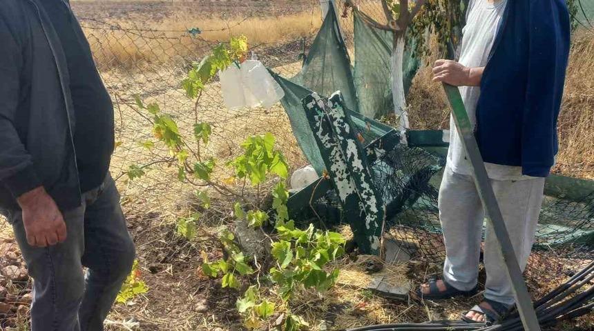 Kimliği belirsiz kişiler bah&ccedil;e tellerine zarar verdi
