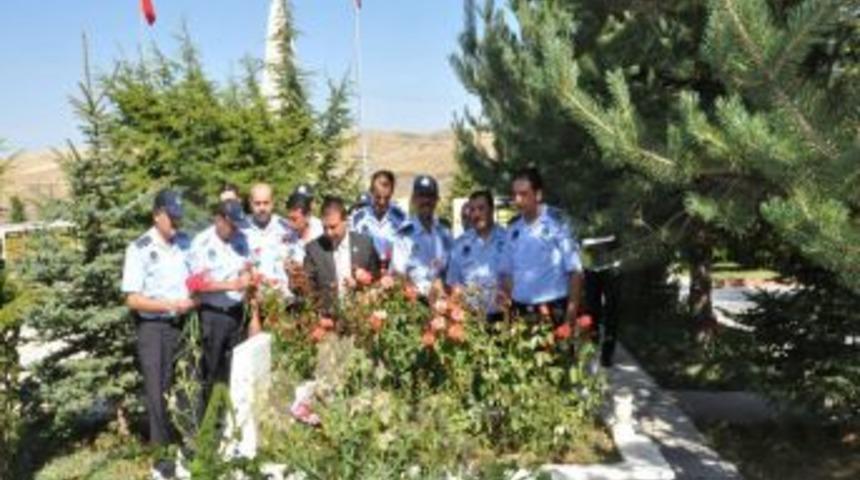 Yozgat Belediye Zabıtası'ndan şehitlik ziyareti