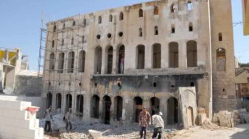 G&uuml;mr&uuml;k Hanı ve Bostancı Mektebi&rsquo;nde tarihi doku ortaya &ccedil;ıkıyor