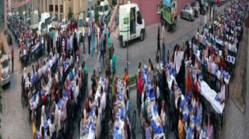 Bah&ccedil;eşehirliler sokakta iftar etti