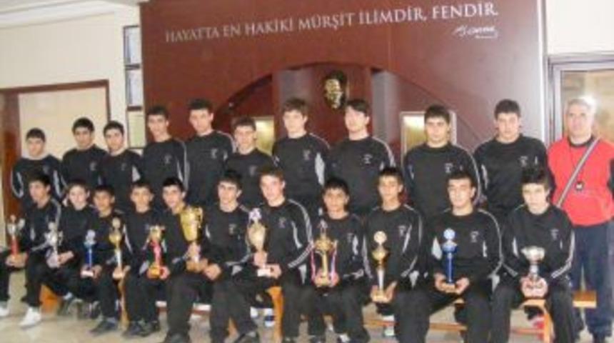 Şehzade Mehmet Koleji mezunu güreşçi öğrencilerin hepsi üniversiteye girdi