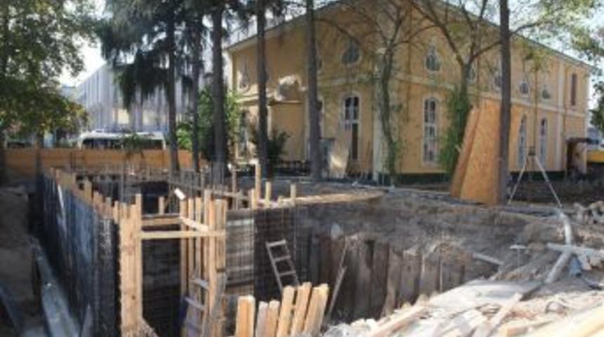 Orhan Camii, meydanına kavuşuyor