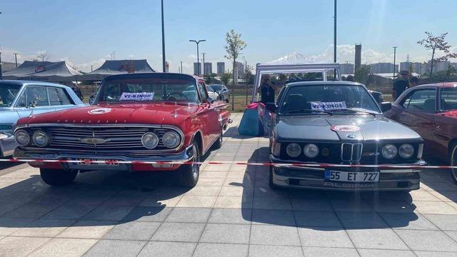 Sincan’da klasik otomobil tutkunları bir araya geldi