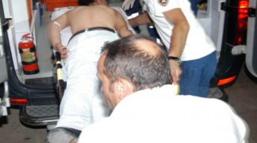 Evinin &ouml;n&uuml;ndeki parkta g&uuml;r&uuml;lt&uuml; yapanların &uuml;zerine ateş etti:1 yaralı