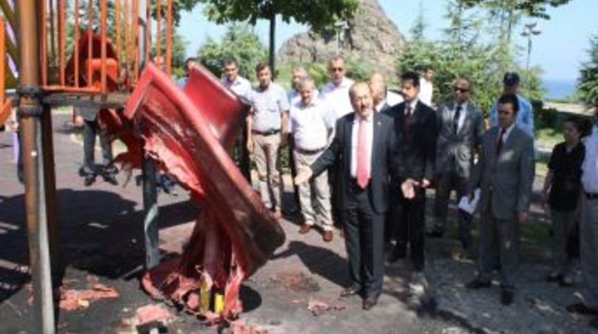 Magandalar bu kez de &ccedil;ocuk parklarına zarar verdi