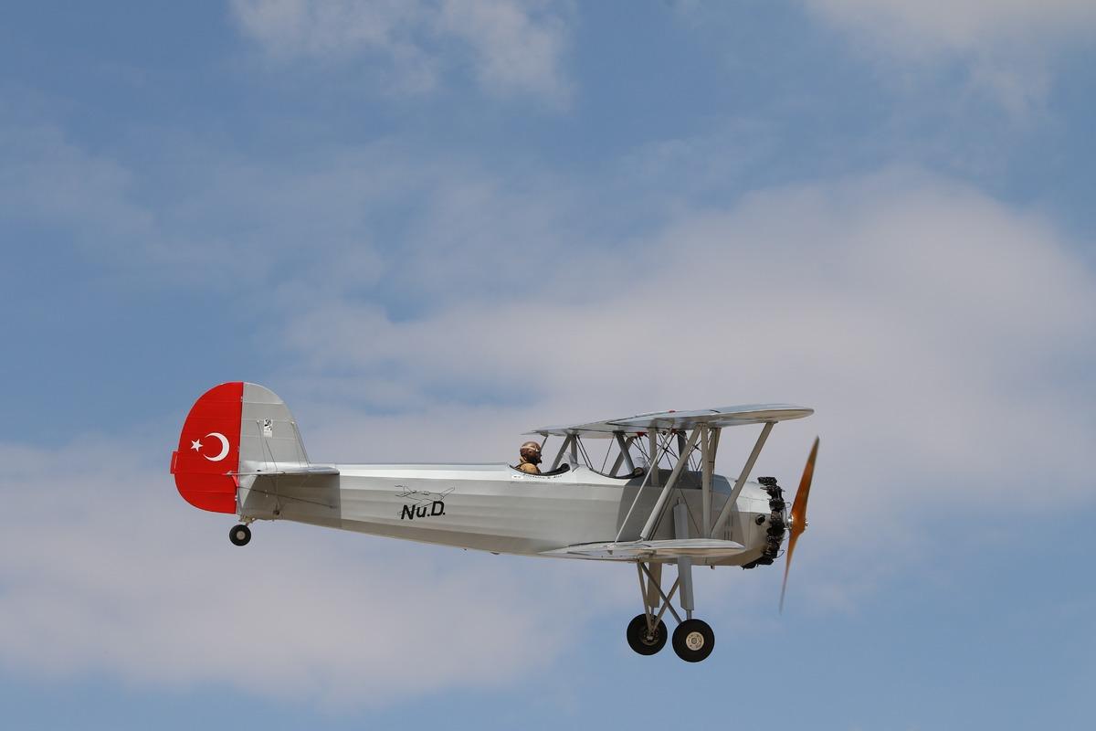 Yaklaşık 1 asır sonra gökyüzünde buluştular! Tarihi uçuş büyük ilgi gördü 6