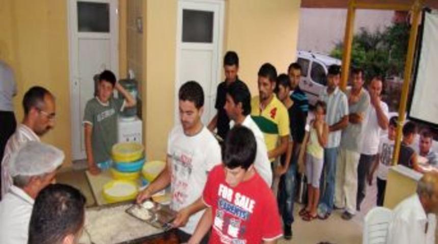 &Uuml;rkmezli hayırseverler yaşlılara evde iftar yaptırıyor