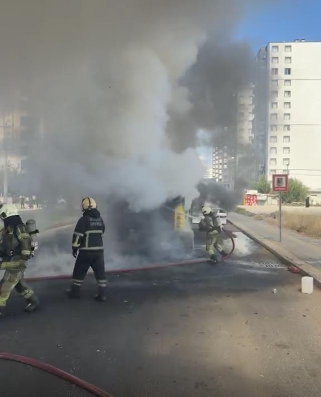 Seyir halindeyken alev alan otob&uuml;s yandı 3