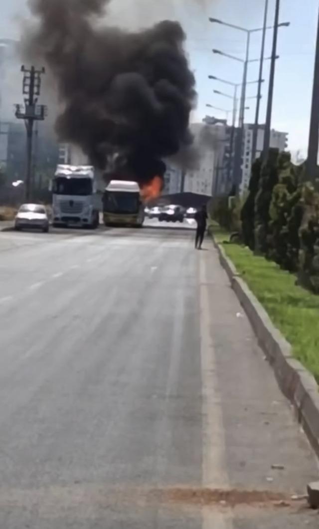 Seyir halindeyken alev alan otob&uuml;s yandı 1