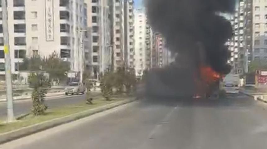 Seyir halindeyken alev alan otob&uuml;s yandı