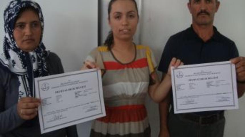 Okuma-yazma &ouml;ğrenen işitme engelli &ccedil;ift, &uuml;niversiteli &ccedil;ocuklarıyla mesajlaşıyor