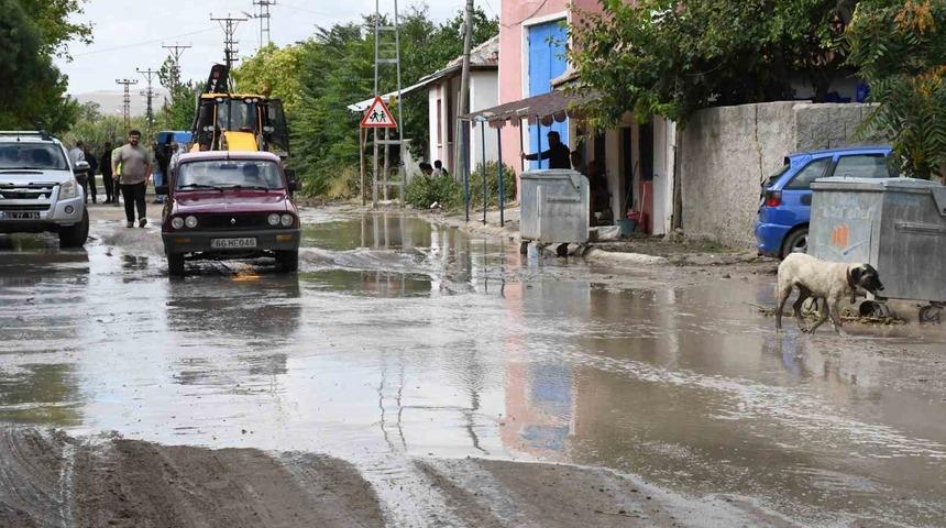 Yozgat&rsquo;ta iki saatlik sağanak sele d&ouml;n&uuml;şt&uuml;: Evler, bah&ccedil;eler ve tarım arazileri zarar g&ouml;rd&uuml;