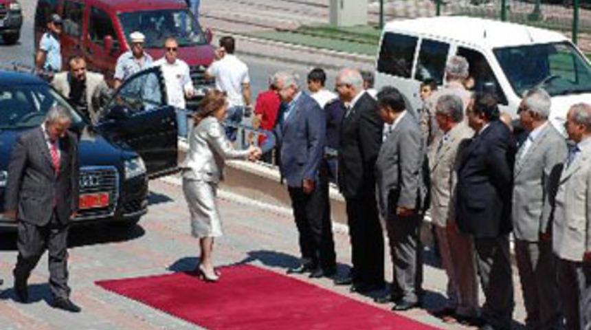 AKP'li Başkan protokol sırasını yine deldi