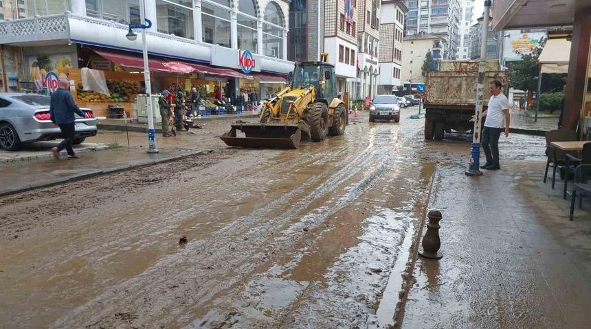 Rize&rsquo;nin Pazar il&ccedil;esinde sel suları &ccedil;ekildi, iş yerlerinde temizlik &ccedil;alışmaları s&uuml;r&uuml;yor