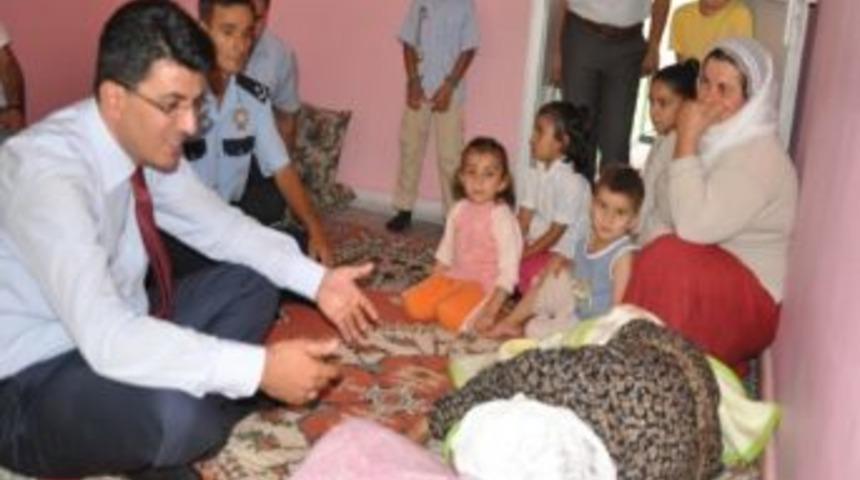 Kaymakamlık personeli, 82 yaşındaki hasta i&ccedil;in kapak topladı