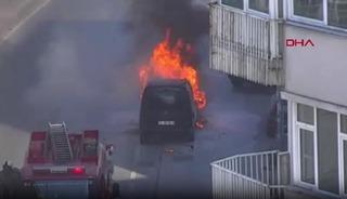 Mecidiyek&ouml;y'de ara&ccedil; yangını! Trafik kilit oldu