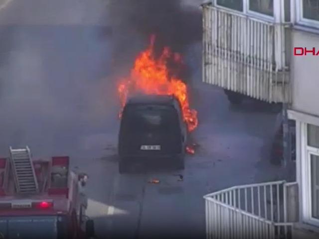 Mecidiyek&ouml;y'de ara&ccedil; yangını! Trafik kilit oldu