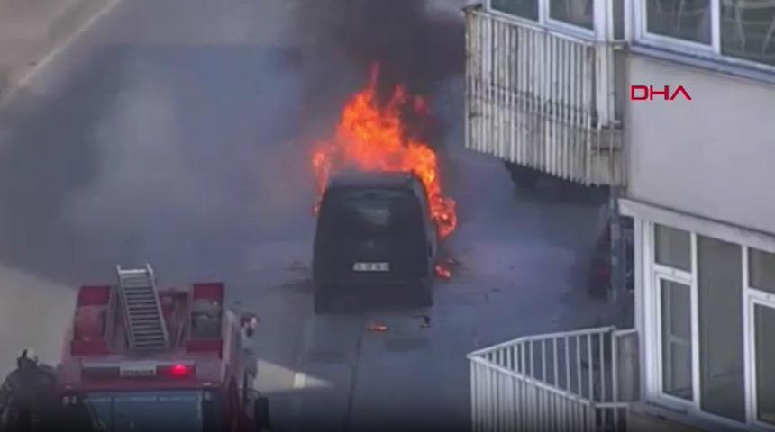 Mecidiyek&ouml;y'de ara&ccedil; yangını! Trafik kilit oldu