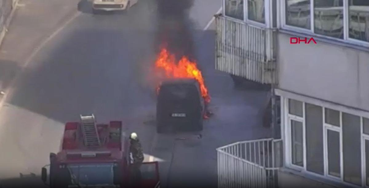 Mecidiyek&ouml;y de ara&ccedil; yangını! Trafik kilit oldu 1