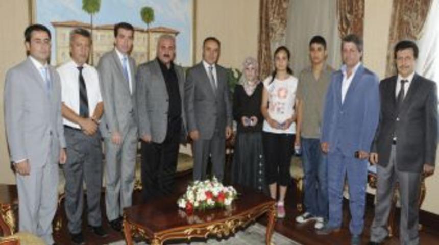 Başarılı &ouml;ğrenciler hediye altınları Somali'ye bağışladı