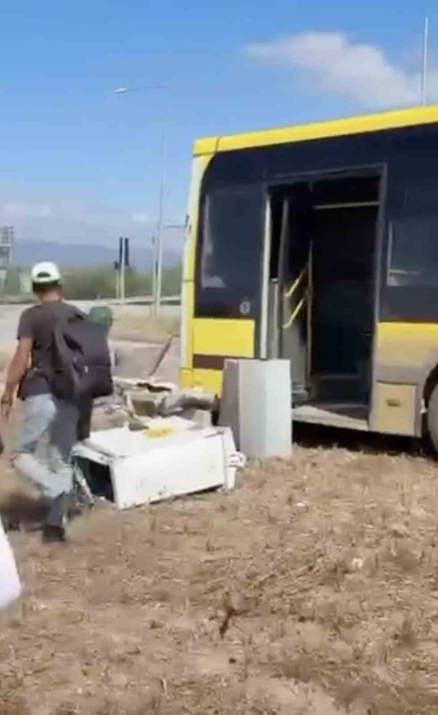 Belediye otob&uuml;s&uuml;ndeki kaza anı kameraya yansıdı 3