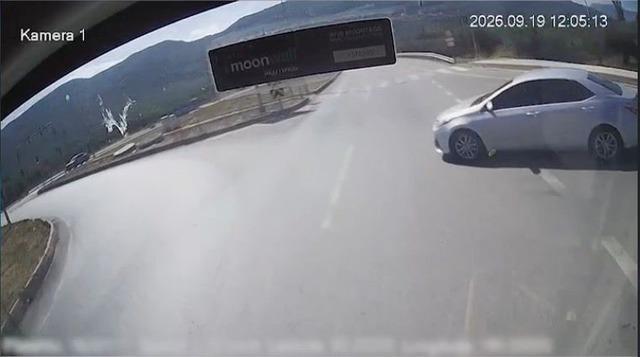 Belediye otob&uuml;s&uuml;ndeki kaza anı kameraya yansıdı 2