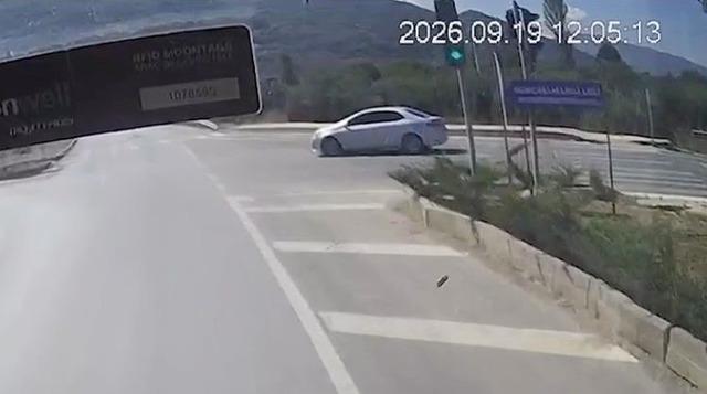 Belediye otob&uuml;s&uuml;ndeki kaza anı kameraya yansıdı 1