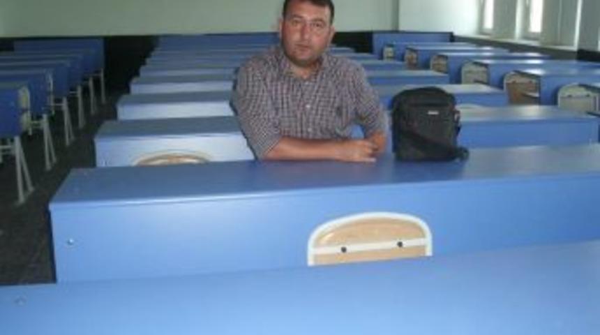 2500 öğrenci renkli sıralarda ders görcek