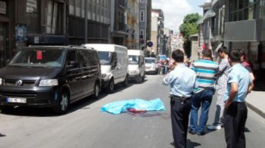 Sokak ortasında kurşun yağdıran şahıs, 1 kişiyi &ouml;ld&uuml;rd&uuml;