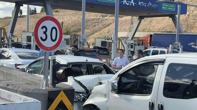 Kuzey Marmara Otoyolu&rsquo;nda zincirleme kaza: 2 yaralı 4