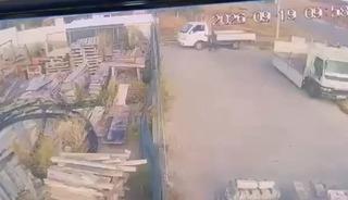 El frenini &ccedil;ekmediği kamyonetin altında kalan s&uuml;r&uuml;c&uuml; hayatını kaybetti
