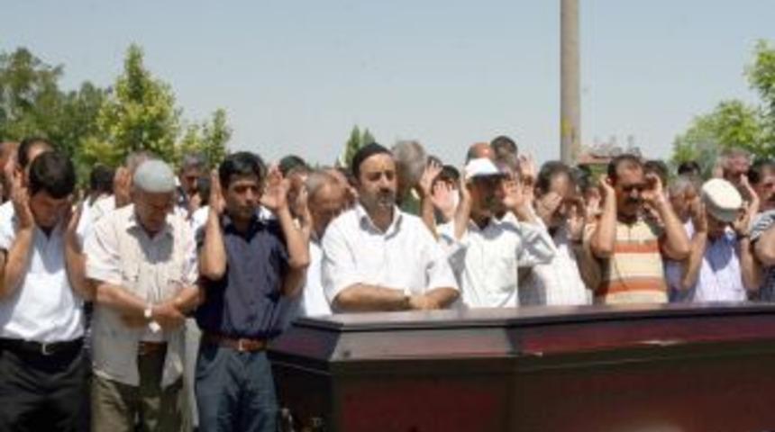 Eski damat tarafından &ouml;ld&uuml;r&uuml;len anne ve kızı yan yana defnedildi