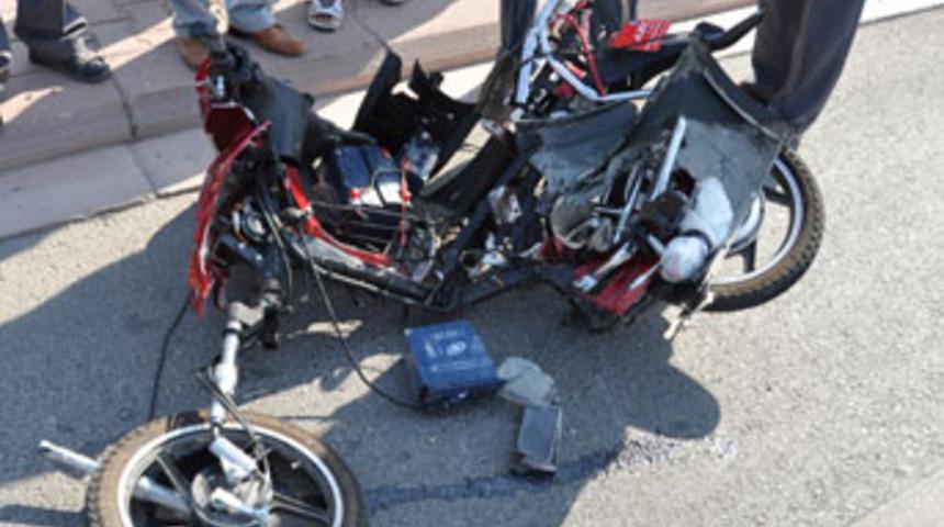 Elektrikli bisiklete otomobil &ccedil;arptı: 2 &ouml;l&uuml;