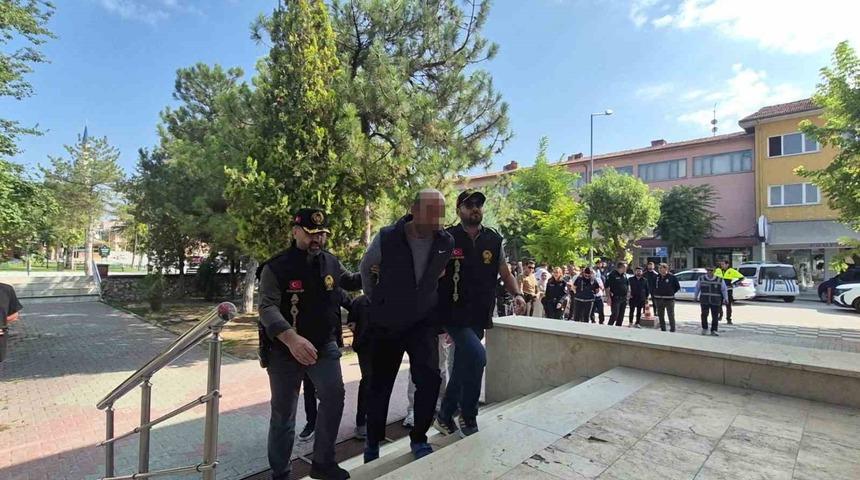 Oto galerici gencin &ouml;l&uuml;m&uuml;yle ilgili ağabey ve kuzen tutuklandı