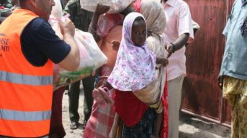 Sudanlı yetimlere fitre ve zekat veren Bursalı işadamları d&ouml;n&uuml;yor