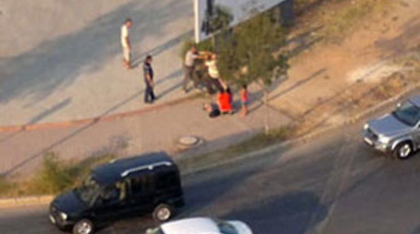 Sokak ortasında eşini d&ouml;vd&uuml;