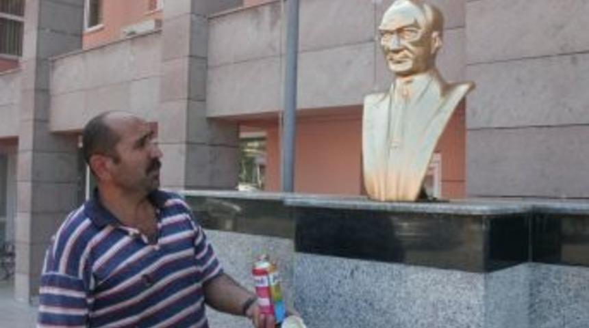 Atat&uuml;rk b&uuml;stlerini bedava boyadı