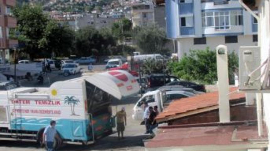 Altınoluk Belediyesi &ccedil;&ouml;p konteynerlerini dezenfekte ediyor