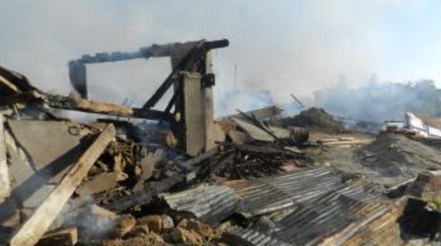 Nallıhan&rsquo;ın At&ccedil;a K&ouml;y&uuml;'nde 3 ev yandı